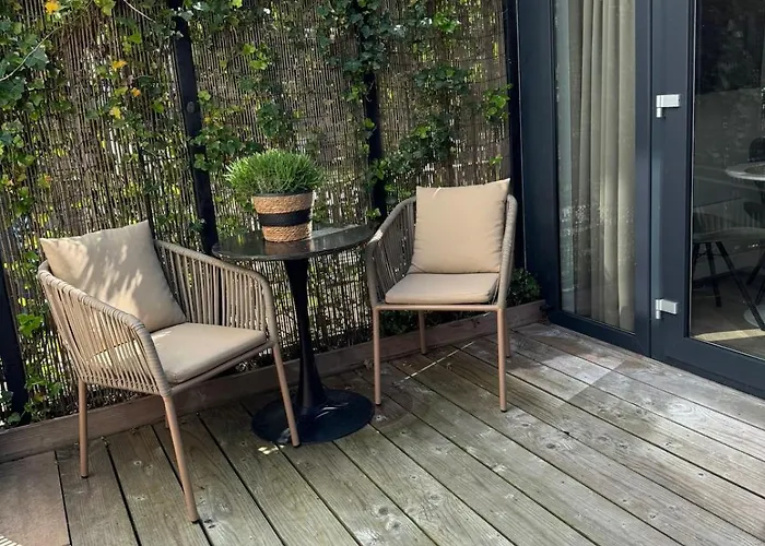 Apartman 55, Near The